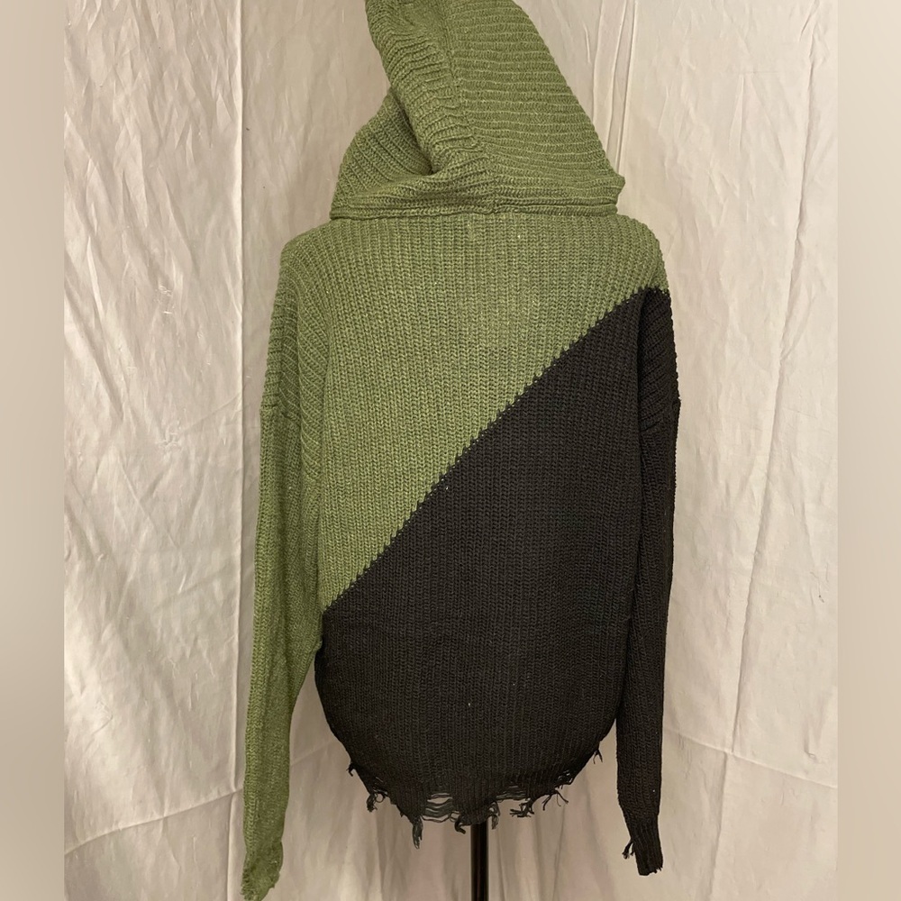 NWT Umgee Black and Green V-Neck Sweater - Picture 7 of 11